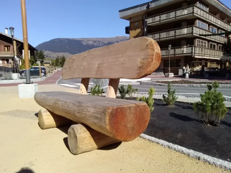 banc rustique bois posé en station