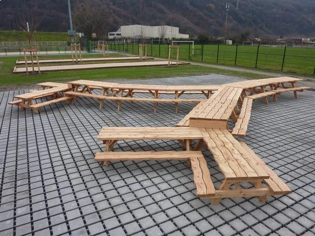 tables faites par un fabricant de mobilier en bois massif
