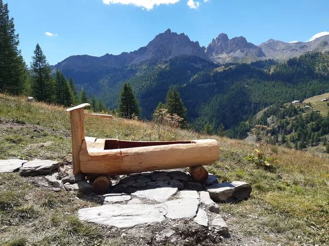 mobilier en bois massif fait parun artisan